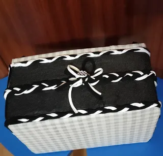 Caja artesanal de tela negra y blanca