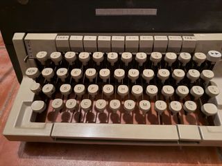 Máquina de escribir Olivetti Línea 98