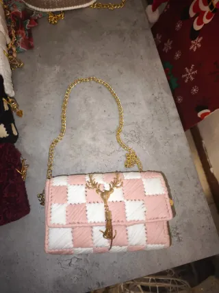 Cartera tejida de terciopelo con cadena dorada