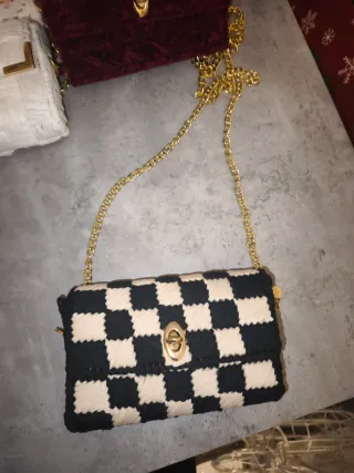 Cartera tejida de terciopelo con cadena dorada