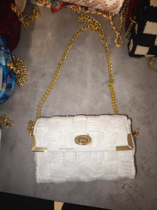 Cartera tejida de terciopelo con cadena dorada