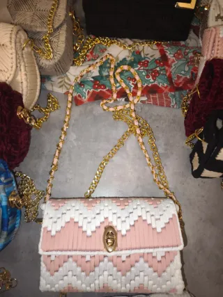 Cartera tejida de terciopelo con cadena dorada