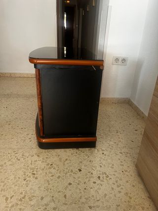 Mesa TV cristal giratoria 360 grados con armario.