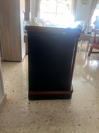 Mesa TV cristal giratoria 360 grados con armario.