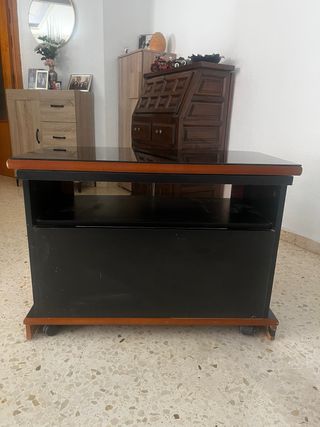 Mesa TV cristal giratoria 360 grados con armario.