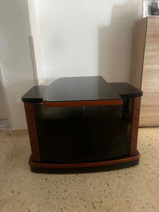 Mesa TV cristal giratoria 360 grados con armario.