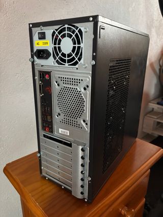 Caja de PC MSI Negra