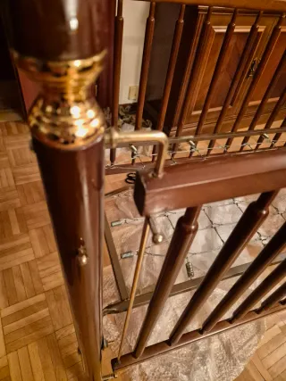 Cuna madera con apliques dorados