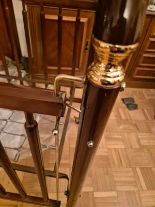 Cuna madera con apliques dorados