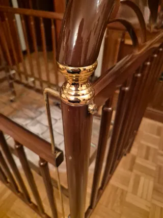 Cuna madera con apliques dorados