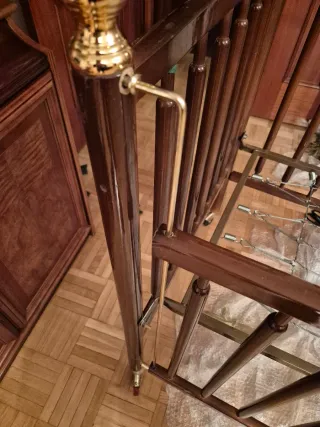 Cuna madera con apliques dorados