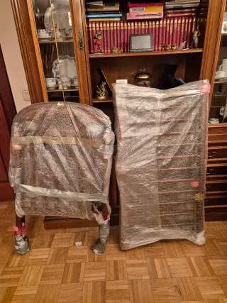 Cuna madera con apliques dorados