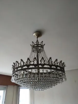 Lámpara de araña de cristal y metal