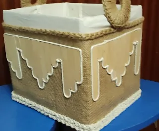 Caja artesanal de yute y madera