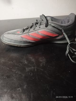 Zapatillas Adidas Fútbol Sala Grises y Rojas