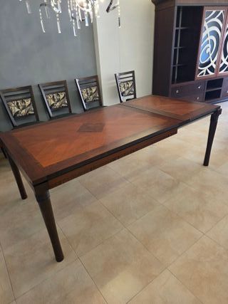 Mesa de madera maciza con acabados de marqueteria.