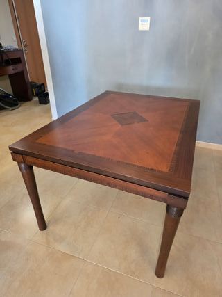 Mesa de madera maciza con acabados de marqueteria.