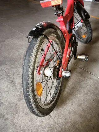 Bicicleta infantil roja (5-8 años)