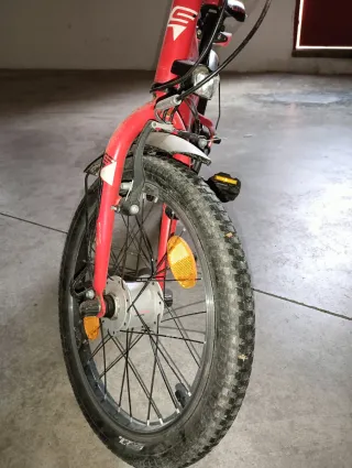 Bicicleta infantil roja (5-8 años)