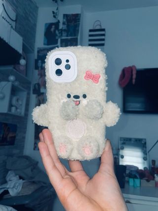Funda peluche perrito con detalles rosas iphone 12