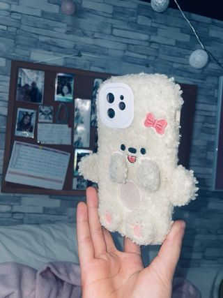 Funda peluche perrito con detalles rosas iphone 12