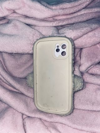 Funda peluche perrito con detalles rosas iphone 12