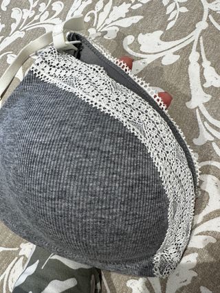 Sujetador de lactancia gris con encaje