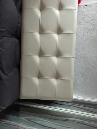 Cabecero de cama blanco de polipiel.