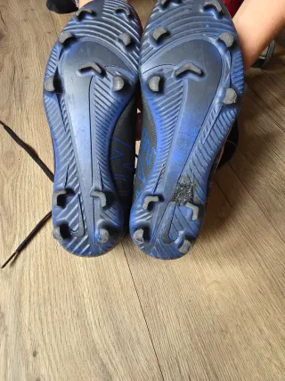 Botas de fútbol Nike negras y azules