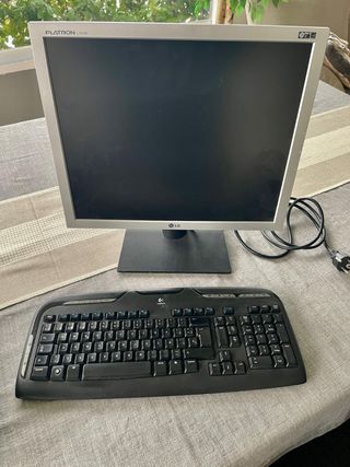 Pantalla LG y Teclado Logitech.Bolsa para portatil