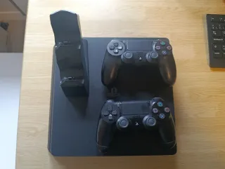 Consola PS4 Slim 1TB + 2 Mandos + Base Carga