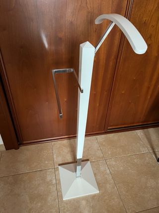 Galán de noche blanco y plateado