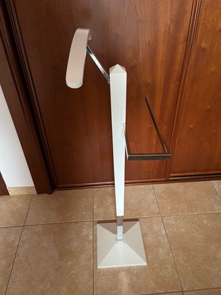 Galán de noche blanco y plateado