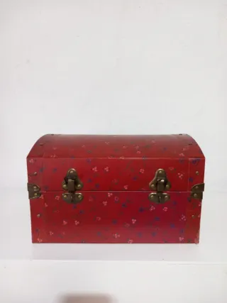 Cofre decorativo rojo con flores