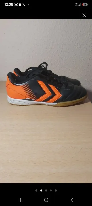 Zapatos de fútbol sala Hummel negros y naranjas