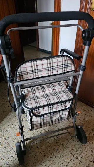 Andador mayores con asiento y plegable