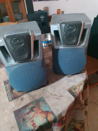 Altavoces JVC Grises y Azules