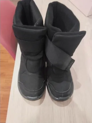 Botas de nieve y guantes