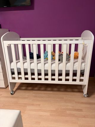 Cuna de bebé blanca con osito