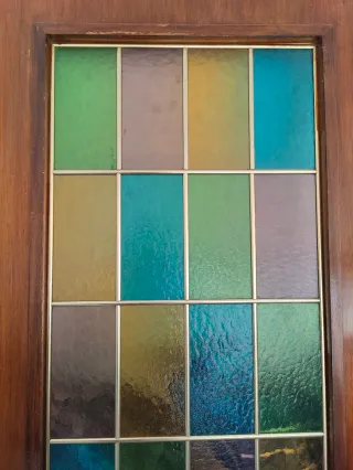 Puerta de madera con vidriera