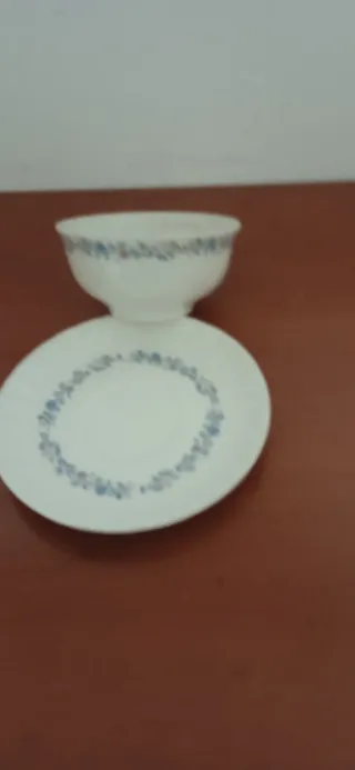 Vajilla completa de cerámica con flores