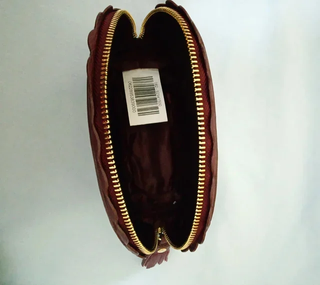 Cartera de cuero burdeos con cremallera dorada