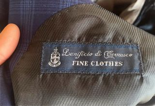 Completo elegante uomo a quadri blu