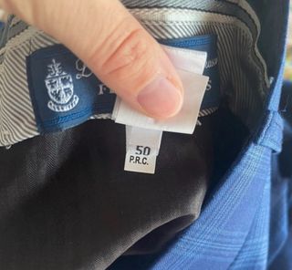 Completo elegante uomo a quadri blu