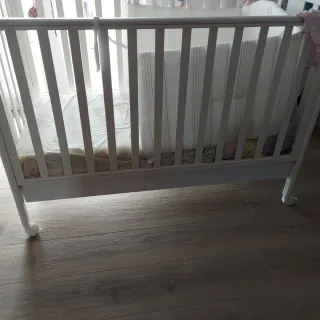 Lettino bianco con materassino e riduttore