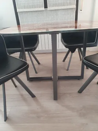 Mesa de comedor con 4 sillas.