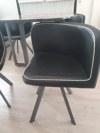 Mesa de comedor con 4 sillas.