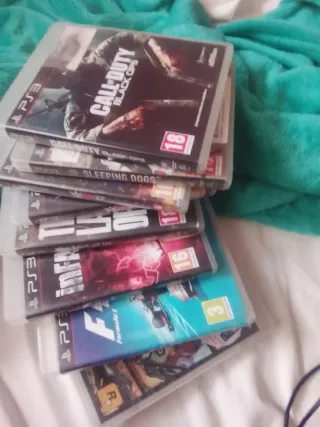 PlayStation 3 Negra con Mando y Juegos