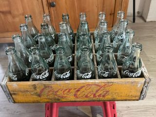 Caja vintage de madera de “Coca-Cola” completa.