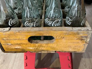 Caja vintage de madera de “Coca-Cola” completa.